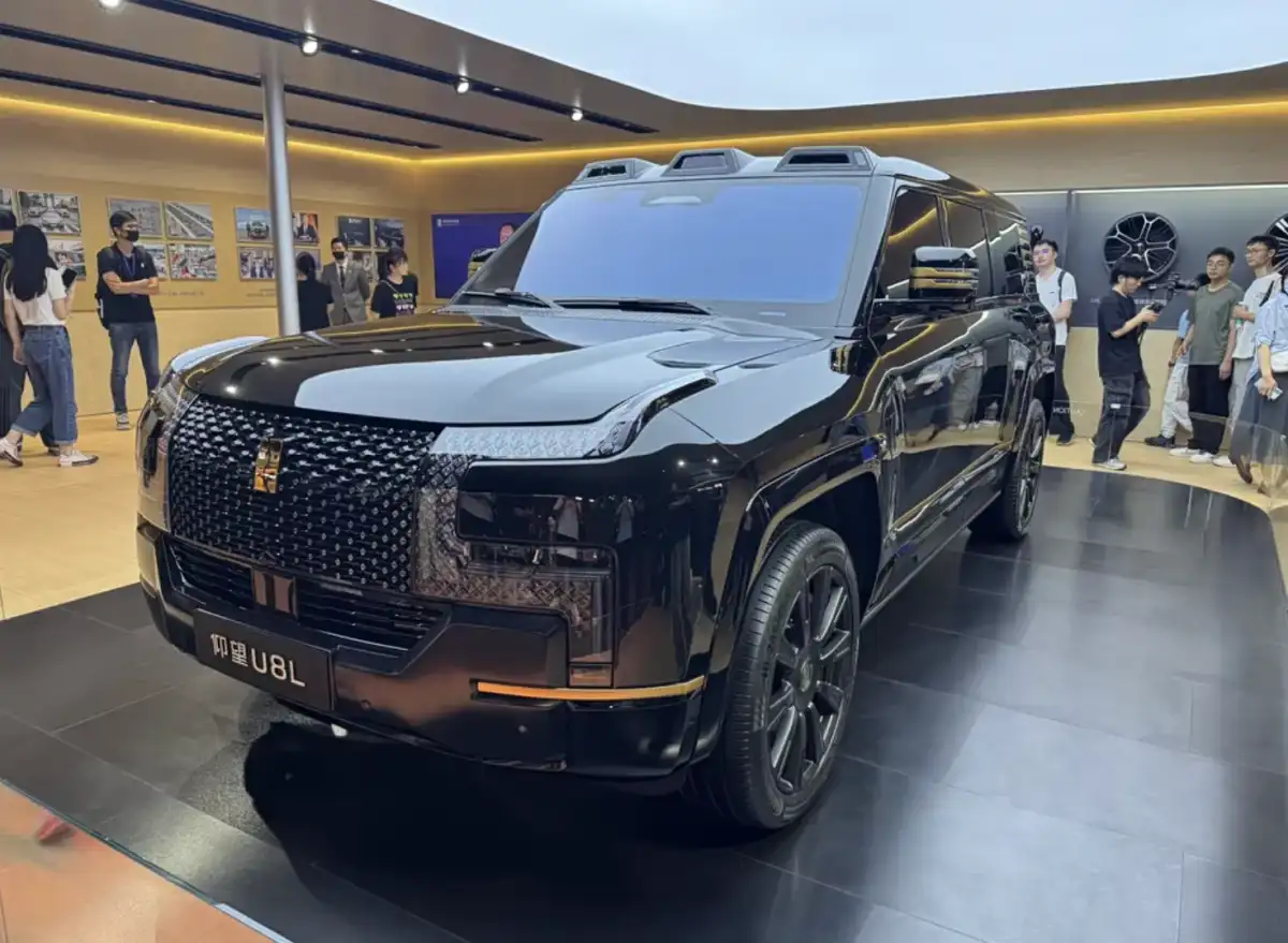 その他 Gen Yangwang U8L Turns Heads at Guangdong 2025 with a Striking Golden